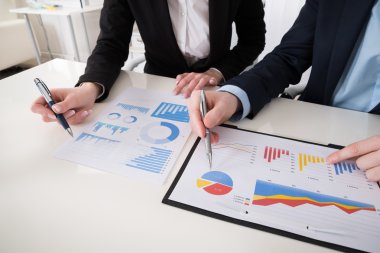 Grafik üzerinde çalışan iş adamları