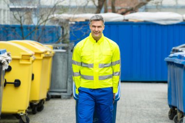 Erkek işçi ile çöp kovası