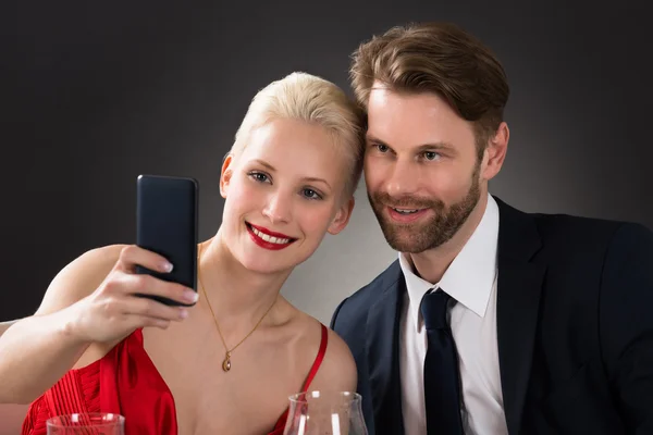 Paar nemen selfie — Stockfoto