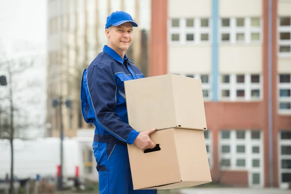 Entrega homem carregando caixas — Fotografia de Stock