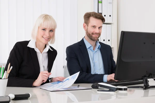 Empresários usando o computador — Fotografia de Stock