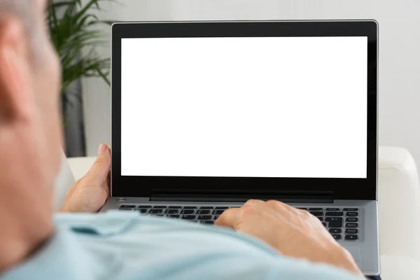 Persoon bedrijf laptop — Stockfoto