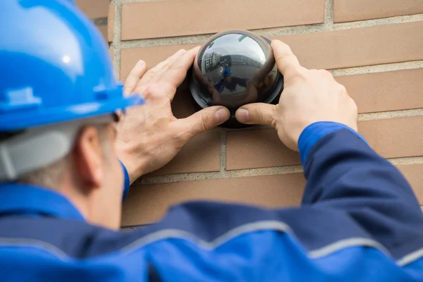 Tekniker som installerar kameran — Stockfoto