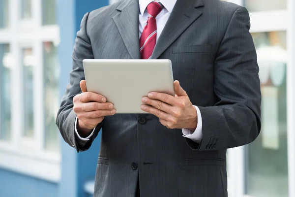 Obchodník držící digitální tablet — Stock fotografie