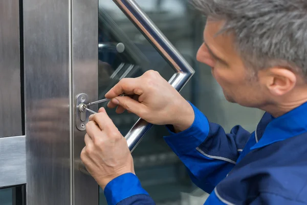 Male Lockpicker Fixing Door — Stock Photo, Image