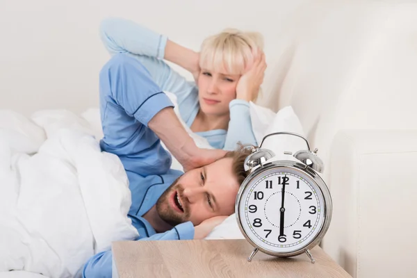 Pareja despierta por despertador — Foto de Stock