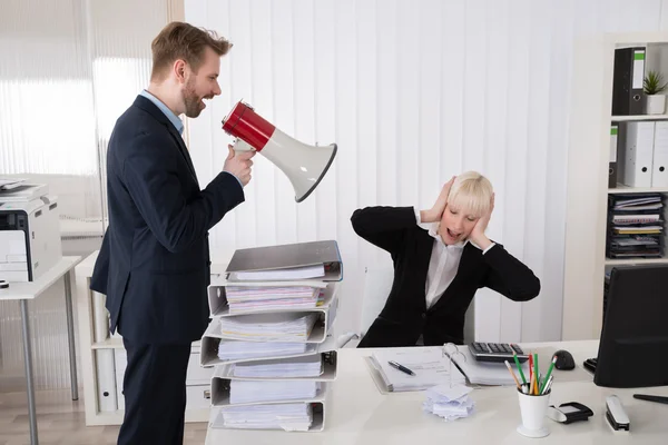 Chefe gritando com a empresária — Fotografia de Stock