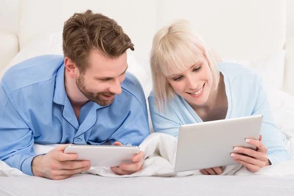 Pareja con tabletas digitales —  Fotos de Stock