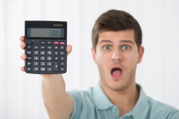 Homme tenant calculatrice — Photo