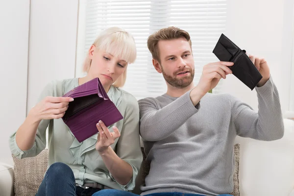 Para przytrzymanie puste portfele — Zdjęcie stockowe
