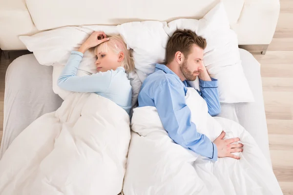 Casal deitado na cama — Fotografia de Stock