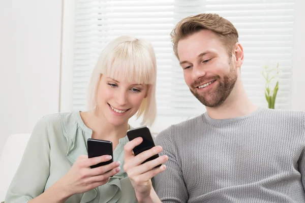 Para przy użyciu telefonów komórkowych — Zdjęcie stockowe