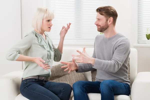 Pareja joven discutiendo — Foto de Stock