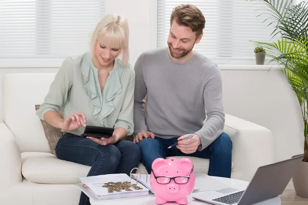 Pareja calculando monedas — Foto de Stock