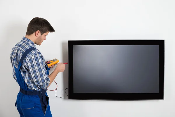 Teknikern reparera TV — Stockfoto