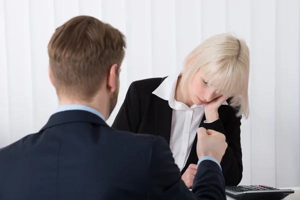 Jefe culpando a empleada femenina — Foto de Stock