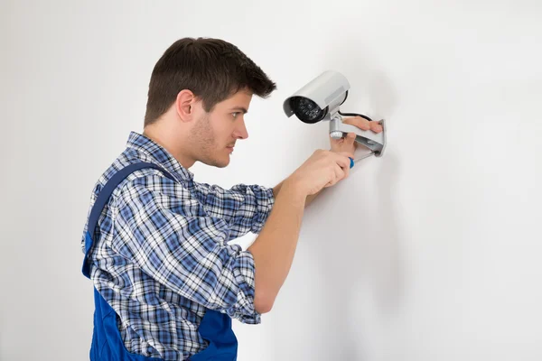 Adjusting CCTV Camera — Stock Photo, Image