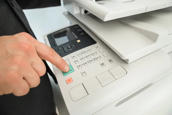 Бізнесмен пресування принтер кнопки — стокове фото