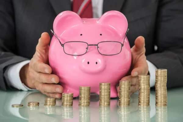 Piggy Bank met gestapelde munten — Stockfoto