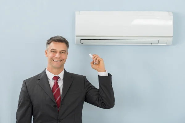 Geschäftsmann mit Fernbedienung — Stockfoto