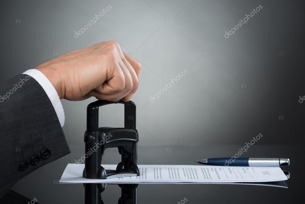 на столе лежит штамп. штамп. на столе лежит штамп напиши. печать лежит. штамп круглый лежит.