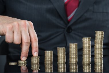  Sikke yığını üzerinde yürüme parmak