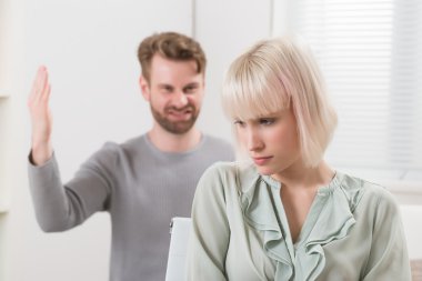 Genç çift bağımsız değişkene sahiptir 