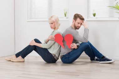 Üzgün çift Holding kalp