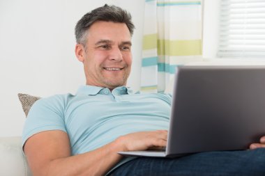 dizüstü bilgisayar kullanan adam