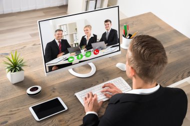 İşadamı katılıyor video konferans
