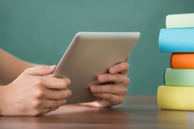 kişi holding dijital tablet