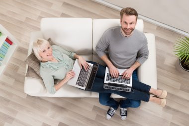 Çift kanepede dinleniyor. 