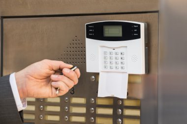 İşadamı çalışan güvenlik sistemi