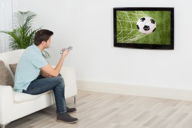 Adam izlerken futbol maç 