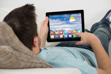 Dijital tablet tutan adam 