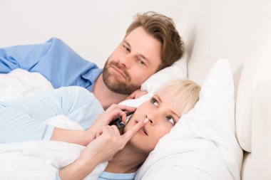 Adam kadına bakıyor. 