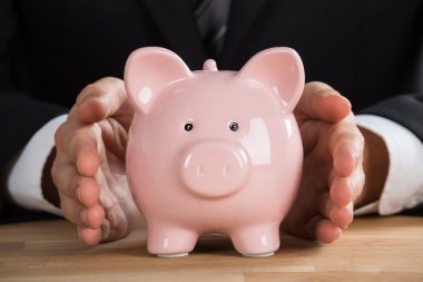 Adam servet üstünde okul sırası ile