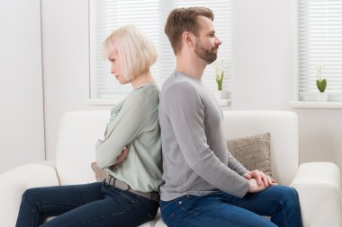 Sırt sırta oturan çift 