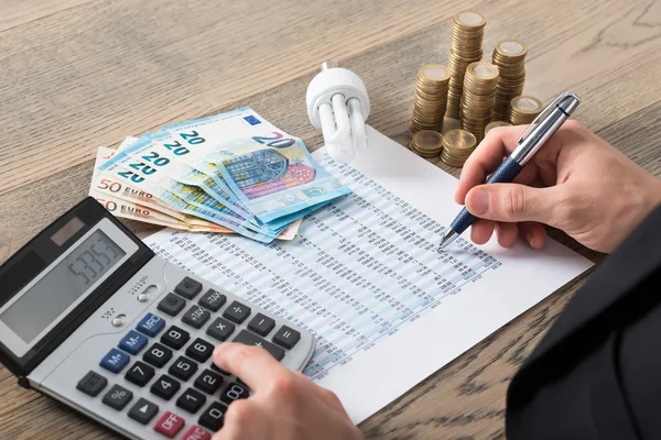 Mann berechnet Energiekosten — Stockfoto