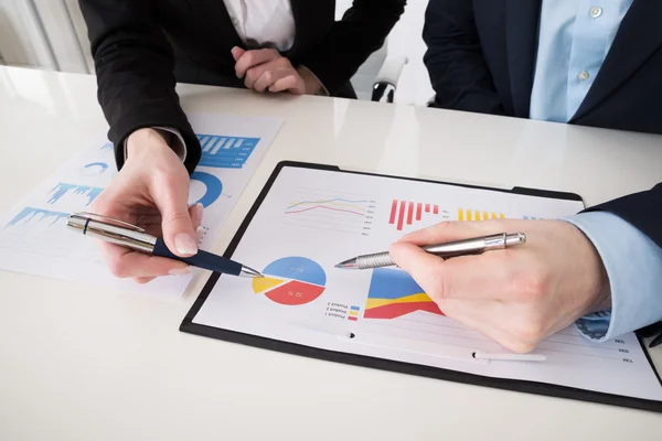 Businesspeople Working On Graph — Stock Photo, Image