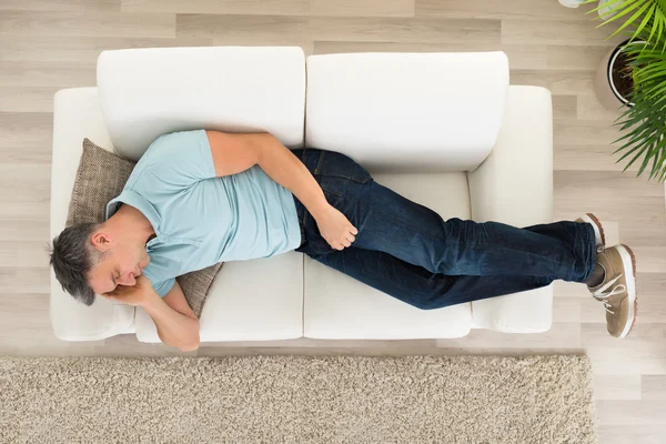 Man slapen op de Bank — Stockfoto