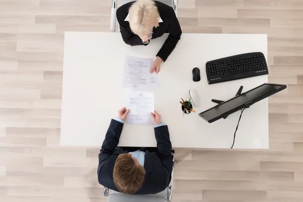 Vorstellungsgespräch im Büro — Stockfoto