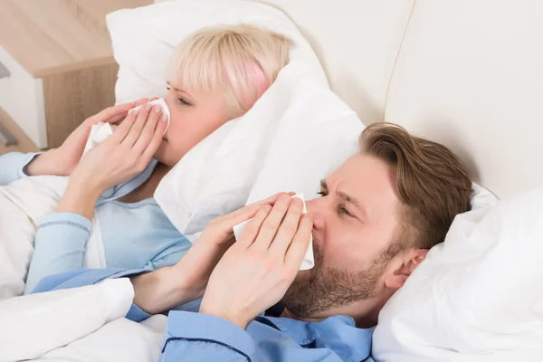 Paar pustet sich die Nase aus — Stockfoto