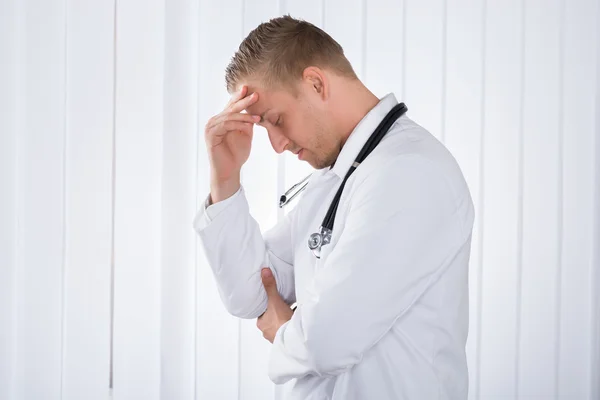 Sorgliga läkare på kliniken — Stockfoto