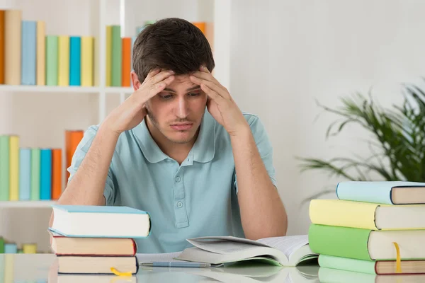 Hombre leyendo libro — Foto de Stock