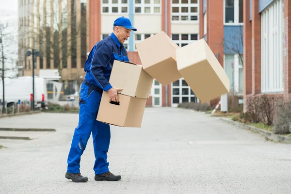 Dalende stapel dozen — Stockfoto