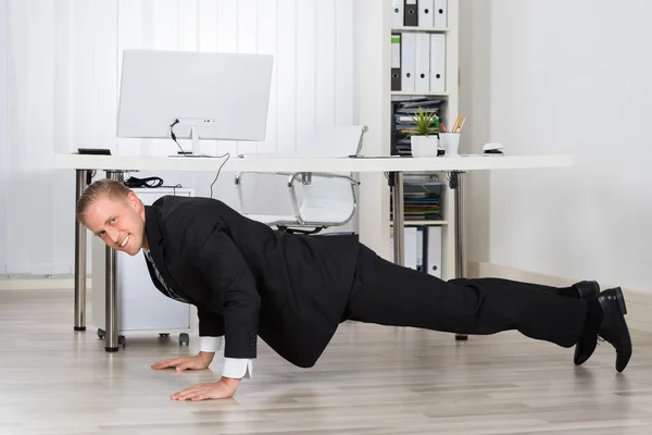 Pengusaha melakukan Pushup — Stok Foto