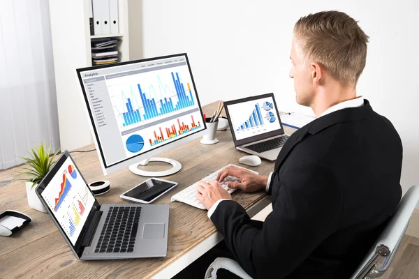 Zakenman analyseren van grafieken In Office — Stockfoto