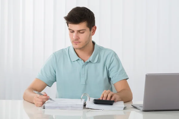 Guy calculando imposto — Fotografia de Stock