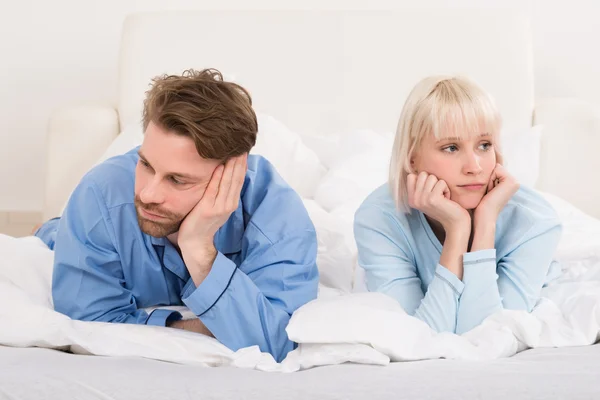 Casal deitado na cama — Fotografia de Stock